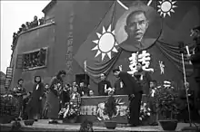 中華民國三十年(1941年)11月12日,重慶。抗戰非常時期,重慶政府組織舉辦的集體婚禮。時任重慶市長的吳國楨親臨現場主持證婚